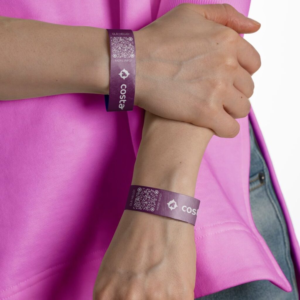 El código QR de las pulseras que recibes en el momento del check-in contiene información práctica y actualizada sobre todos los servicios, el enlace al menú y las reservas del restaurante Alma Nómada y los menús del bar y restaurante de la playa A.MAR Praia Grande.